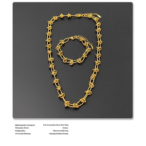 Détail du collier et bracelet en acier titane chirurgical plaqué or 18 carats