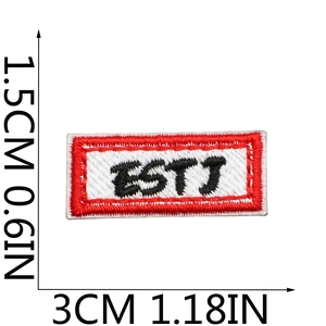 Détail de l'écusson brodé ESTJ avec bordure rouge et dimensions de 3 cm sur 1,5 cm