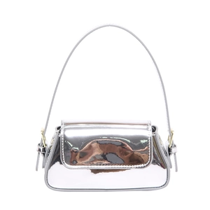 Borsa a spalla argento effetto specchio stile Y2K con patta e superficie metallica lucida