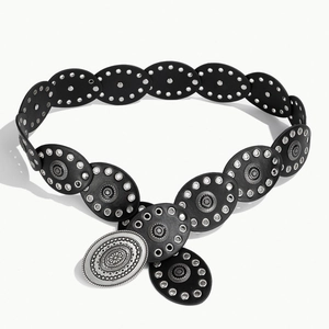 Dettaglio della cintura larga boho vintage da donna con fibbia incisa e occhielli metallici
