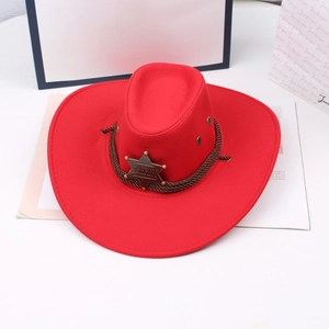 Detail eines roten Cowboyhuts mit geflochtenem Seil und goldenem Sheriff-Stern-Abzeichen