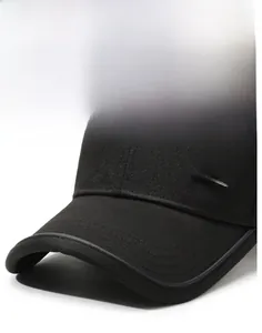 Dettaglio del cappellino nero in cotone con logo in metallo argento e cuciture precise