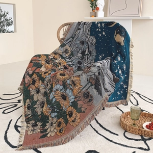 Dettaglio ravvicinato della coperta tessuta con girasole e luna e frange colorate