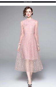 Vue complète d'une robe en dentelle rose avec col montant et broderies traditionnelles