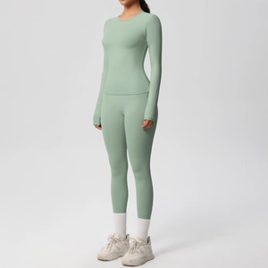 Dettaglio del set yoga verde menta con polsini con foro per il pollice e leggings snellenti