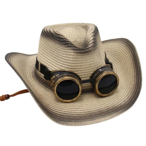 Détail d'un chapeau de cowboy en paille avec lunettes steampunk et bords usés