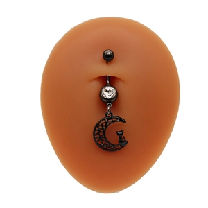 Gros plan d'un piercing nombril noir avec lune, chat et gemmes sur modèle silicone