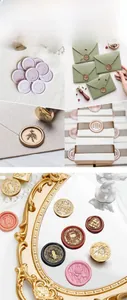 Details von Siegellack-Aufklebern in Metallic- und Pastellfarben auf einem Tablett