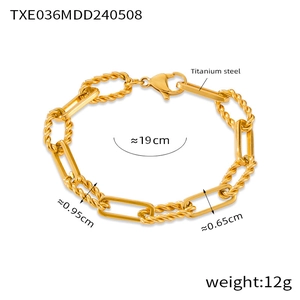 Detail of 19cm titanium steel chain bracelet with lobster clasp and measurement labels