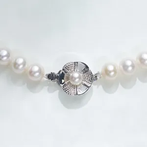 Collana di perle d'acqua dolce 6-7mm con chiusura floreale in argento e inserto in perla