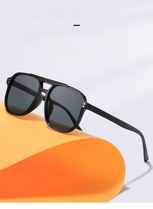Vue détaillée de lunettes de soleil noires à double pont sur un support créatif