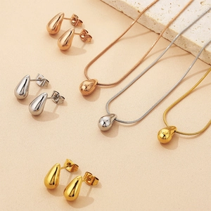 Dreifarbiges Tropfen-Schmuckset mit Halsketten und Ohrringen in Gold, Silber und Roségold