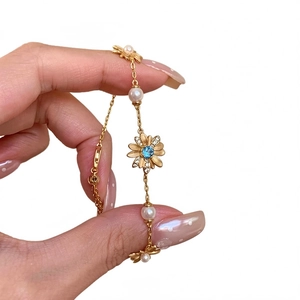 Elegant daisy pearl bracelet with blue zircon center, inspired by G-Dragon style jewelry.