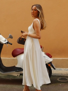 Détail de la robe longue blanche sans manches avec col carré et ourlet fluide