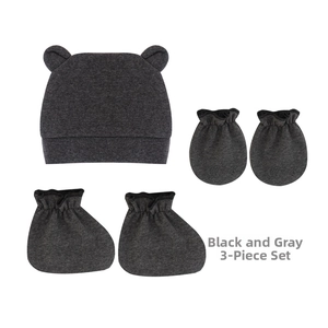 Détail du kit 3 pièces gris anthracite pour bébé avec bonnet, moufles et chaussons