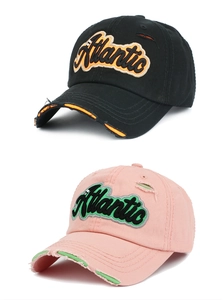 Détails de la broderie Atlantic et des déchirures usées sur casquettes en coton