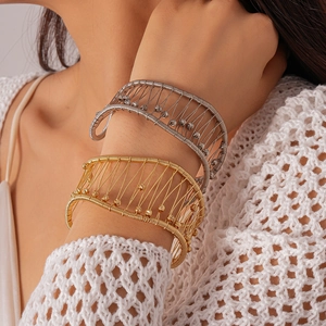 Bracelets joncs ouverts en maille métallique or et argent pour un style bohème audacieux