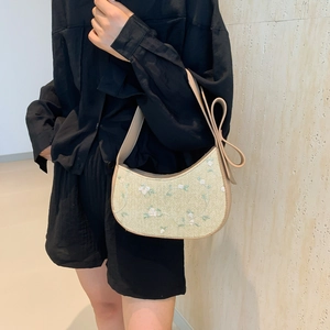 Straw shoulder bag with floral embroidery and bow strap decoration for women