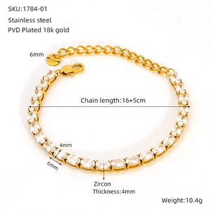 Vue détaillée du bracelet tennis en acier inoxydable doré 18 carats avec oxydes de zirconium