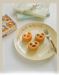 Vista detallada de velas aromáticas artesanales con forma de pretzel en caja de regalo