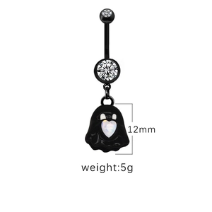 Détail macro du piercing nombril fantôme noir avec gemme cœur, taille 12mm et poids 5g
