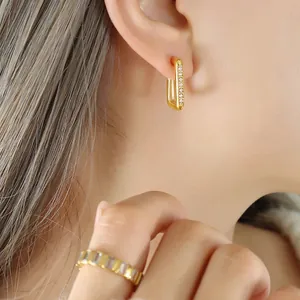 Ensemble boucles d'oreilles dorées et bague zircon style vintage au design géométrique
