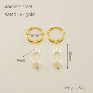 Détail de boucles d'oreilles en acier plaqué or 18k avec perles blanches et dimensions