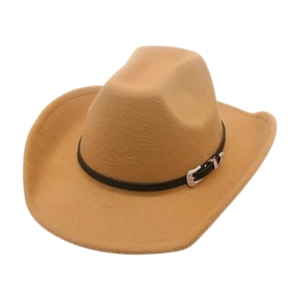 Détail du chapeau en feutre de laine camel avec ruban en cuir noir et boucle ciselée