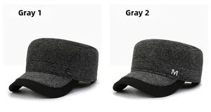 Dettaglio di berretti militari in tweed grigio con fodera in pile ed emblemi