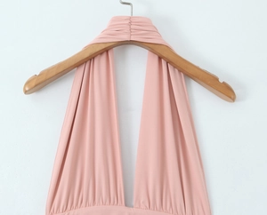Détail de la robe licou rose avec des plis élégants sur le décolleté de la pièce