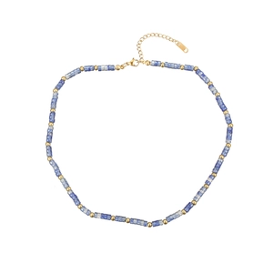 Handgefertigte Perlenkette mit blauen rechteckigen Steinen und goldenen Metallperlen auf Weiß