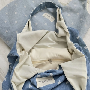 Detailaufnahme der Jeans-Tasche mit Innenfutter, Reißverschlussfach und Markenetikett