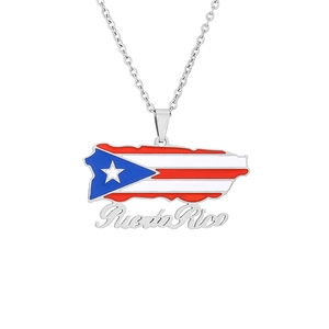 Vue détaillée du pendentif carte de Porto Rico avec détails du drapeau en émail coloré