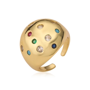 Detailansicht eines breiten Goldrings aus Kupfer mit bunten Zirkonia und offener Form