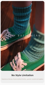 Détail de chaussettes en maille côtelée bleu turquoise avec baskets en toile verte