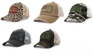 Verschiedene Mesh-Basecaps mit US-Flagge in Leopardenmuster und Camouflage-Designs
