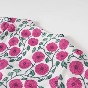 Détail de l'imprimé floral sur l'épaule et le décolleté d'une chemise en coton
