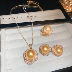 Détails macro du parure de bijoux en perles dorées avec bords irréguliers et zircons