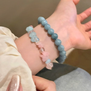 Vue détaillée du bracelet en perles d'eau douce avec des perles de verre bleues et roses
