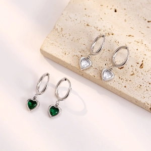 Boucles d'oreilles créoles argentées avec pendentifs cœur en zircon vert et blanc pur