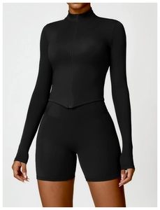 Vorderansicht der schwarzen schnelltrocknenden Fitnessjacke mit V-Saum und Stehkragen für Yoga