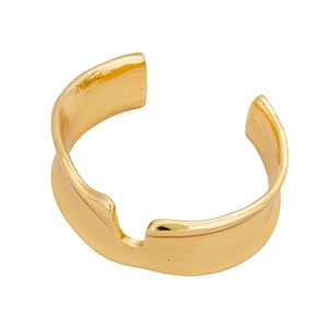 Bracelet jonc doré irrégulier et ondulé avec une finition en métal poli minimaliste