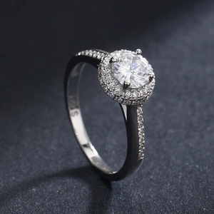 Elegant S925 sterling silver halo ring with round brilliant cut center diamond