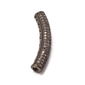 Dettaglio del tubo curvo in rame con micro-pave di zirconi bianchi e finitura nera