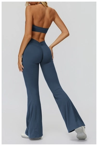 Dettaglio dei pantaloni yoga a zampa con vita a V incrociata e design arricciato sul retro