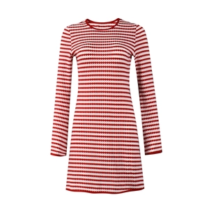 Détail d'une robe en maille à rayures rouges et blanches, manches longues et coupe en A