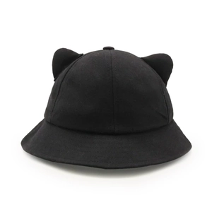 Texture dettagliata del cappello a secchiello in twill nero con orecchie di gatto carine