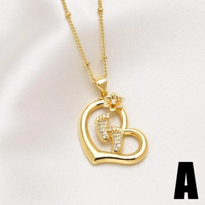 Collana con ciondolo a cuore in oro 18k con design a piedi di bimbo e cristalli