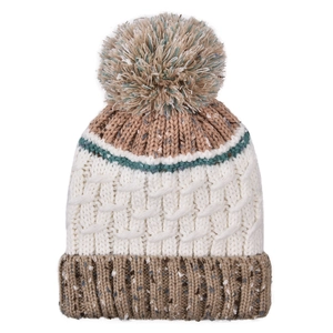 Gros plan du bonnet d'hiver en maille torsadée avec pompon tricolore et doublure en peluche
