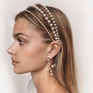 Serre-tête à trois couches avec perles élégantes et cristaux sur un modèle féminin
